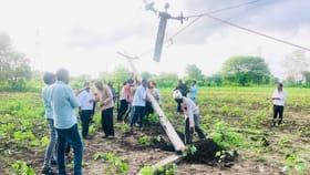 లక్షల జీతాలు ఇచ్చేది ఇందుకేనేమో..? అధికారి ఒడ్డున కూర్చొని..