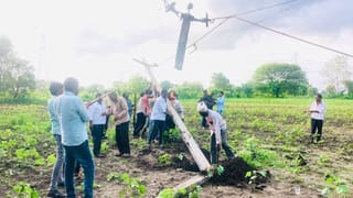 Telangana: లక్షల జీతాలు ఇచ్చేది ఇందుకేనేమో?.. అధికారి ఒడ్డున కూర్చొని..  రైతుతో మరమ్మత్తులు..