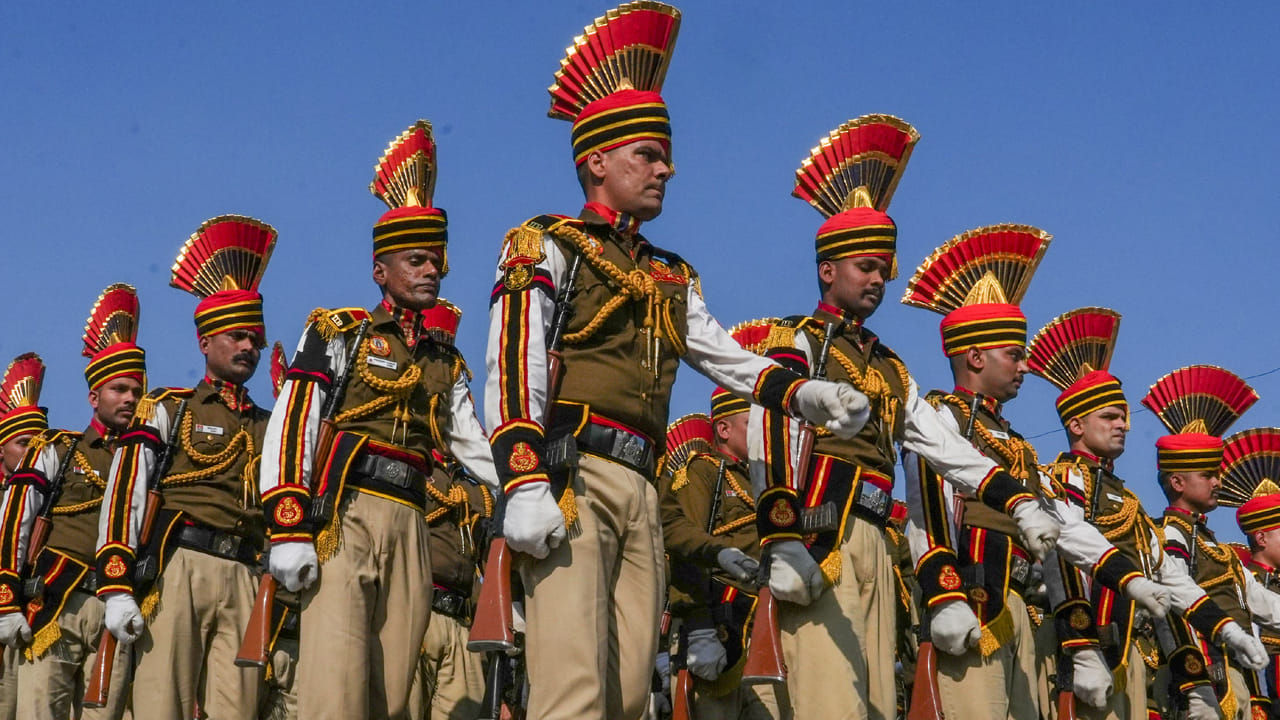 జనవరి 26న గణతంత్ర దినోత్సవం రాబోతుంది. భారత రాజ్యాంగం అమల్లోకి అమల్లోకి వచ్చిన సందర్భంగా ప్రతీ ఏడాది జనవరి 26న రిపబ్లిక్ డే జరుపుకుంటున్నాం. ఈ రోజున దేశవ్యాప్తంగా స్కూల్స్, కాలేజీలు, ప్రభుత్వ కార్యాలయాలు, పబ్లిక్ ప్రదేశాల్లో త్రివర్ణ పతాకాలు ఎగరేసి పండగలా జరుపుకుంటాం. మరికొద్ది రోజుల్లోనే గణతంత్ర దినోత్సవం వస్తుండటంతో ఇప్పటినుంచే ఏర్పాట్లు జరుగుతున్నాయి.