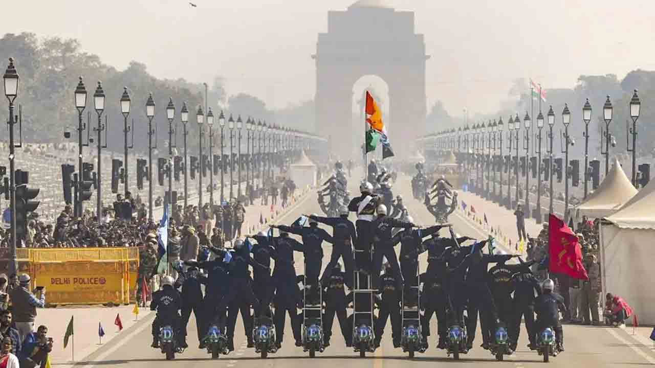 అలాగే ఆఫ్‌లైన్‌లో కూడా టికెట్లు కొనుగోలు చేసుకోవచ్చు.
ఆఫ్‌లైన్ టికెట్ల కోసం ఢిల్లీలో ఏర్పాటు చేసే ప్రత్యేక కౌంటర్లను సంప్రదించాల్సి ఉంటుంది. ఇందుకోసం 6 ప్రదేశాల్లో బూత్‌లను ఏర్పాటు చేశారు. టికెట్ బుకింగ్ కోసం ఆధార్, పాన్, డ్రైవింగ్ లైసెన్స్, పాస్ పోర్ట్ లాంటి ఒరిజినల్ ఐడీ కార్డులను చూపించాల్సి ఉంటుంది.
