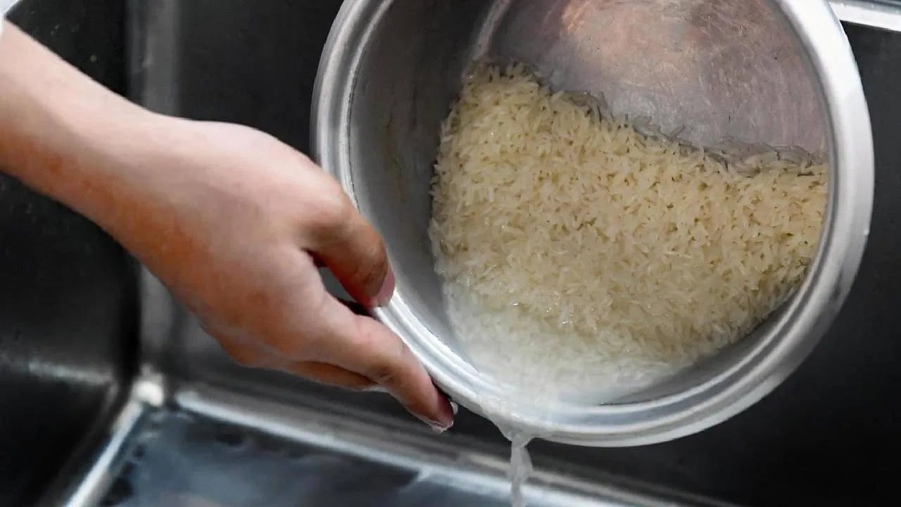 Rice Water Benefits: బియ్యం కడిగిన నీళ్లు వృద్ధాగా పారబోస్తున్నారా? ఇలా ...