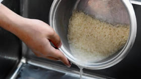 బియ్యం కడిగిన నీళ్లు వృద్ధాగా పారబోస్తున్నారా? ఇలా వాడి చూడండి