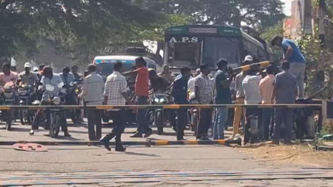 రైల్వే గేట్‌ను ఢీకొట్టిన వ్యాన్.. ఇంతలోనే దూసుకొచ్చిన ట్రైన్