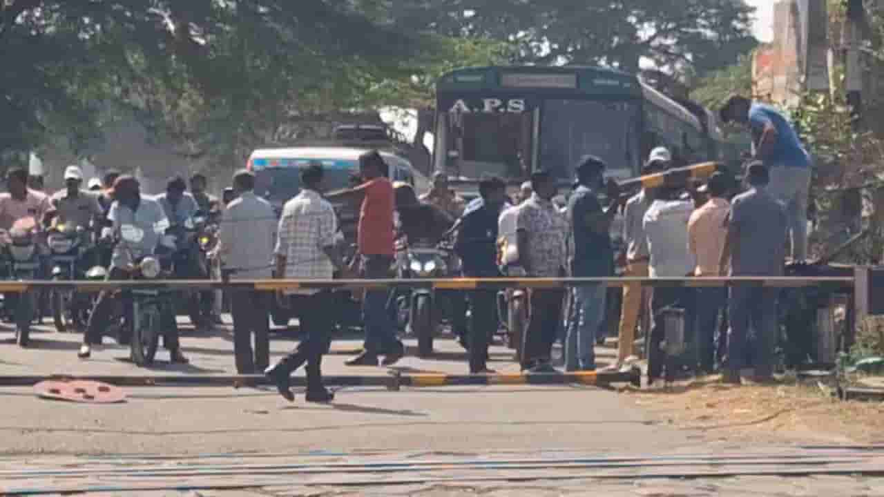 Watch Video: రోడ్డుపై రైల్వే గేట్ను ఢీకొట్టిన వ్యాన్.. ఇంతలోనే దూసుకొచ్చిన ట్రైన్.. సీన్ కట్చేస్తే..