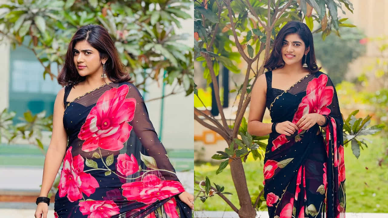 జబర్దస్త్ ద్వారా మంచి పాపులారిటీ సంపాదించుకొని, బిగ్ బాస్ తెలుగు సీజన్ 9లోకి వెళ్లి మంచి ఫేమ్ సంపాదించుకున్న చిన్నది రీతూ చౌదరీ. ఈ అమ్మడు గురించి ఎంత చెప్పినా తక్కువే. తాజాగా ఈ బ్యూటీ నలుపు రంగు చీరలో తన అంద చందాలతో అందరినీ ఆకట్టుకుంటుంది. మరి మీరు కూడా ఆ ఫొటోస్ పై ఓలుక్ వేయండి.