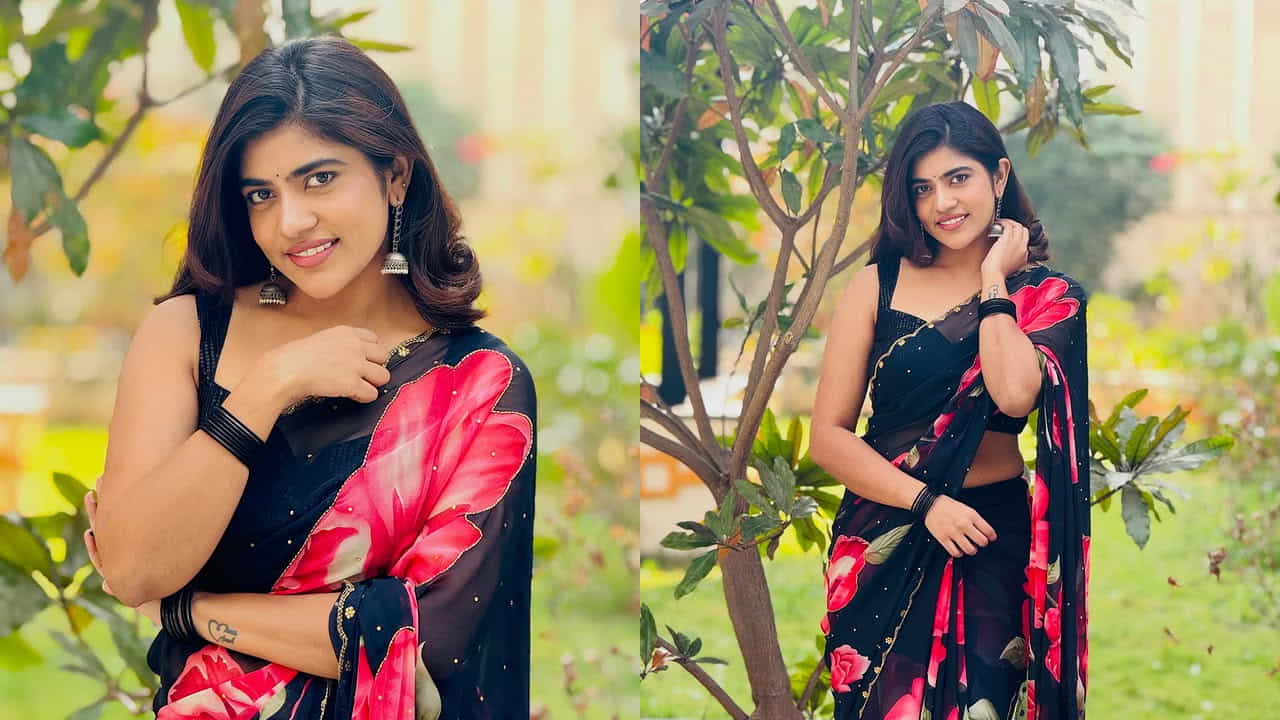 మరీ ముఖ్యంగా ఎప్పుడూ సోషల్ మీడియాలో యాక్టివ్గా ఉంటూ తన అంద చందాలతో అందరినీ కట్టిపడేస్తుంది. తాజాగా బ్లాక్ కలర్ చీరలో ఉన్న ఫొటోస్ ఇన్ స్టాలో షేర్ చేసింది. ప్రస్తుతం దీనికి సంబంధించిన ఫొటోస్ ప్రతి ఒక్కరినీ ఆకట్టుకుంటున్నాయి.