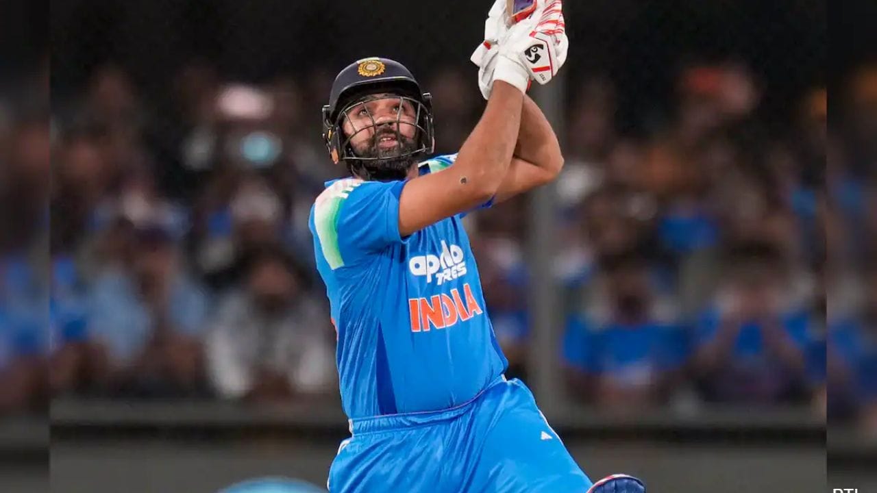 4. వన్డే ఇంటర్నేషనల్స్లో 3 డబుల్ సెంచరీల రికార్డు: వన్డే ఇంటర్నేషనల్ క్రికెట్లో3 డబుల్ సెంచరీలు చేసిన ప్రపంచ రికార్డు రోహిత్ శర్మ సొంతం. అతను ప్రపంచంలోని అత్యుత్తమ వన్డే బ్యాట్స్మెన్లలో ఒకడిగా పేరుగాంచాడు. అతను వన్డే క్రికెట్లో 3 డబుల్ సెంచరీలు సాధించాడు. తద్వారా ఈ ఘనత సాధించిన ఏకైక బ్యాట్స్మన్గా నిలిచాడు. ఈ ప్రపంచ రికార్డు 100 సంవత్సరాల పాటు బద్దలయ్యే అవకాశం లేదు. రోహిత్ శర్మ గతంలో వన్డే ఇంటర్నేషనల్ క్రికెట్లో మిడిలార్డర్లో బ్యాటింగ్ చేశాడు. అయితే, ఇన్నింగ్స్ను ప్రారంభించే అవకాశం లభించిన వెంటనే, అతను అద్భుతంగా రాణించి, వరుసగా పరుగులు సాధించాడు.