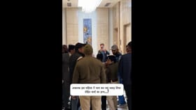 టీం హోటల్‌లో రోహిత్ శర్మ చేయి పట్టుకుని లాగిన మహిళ..?