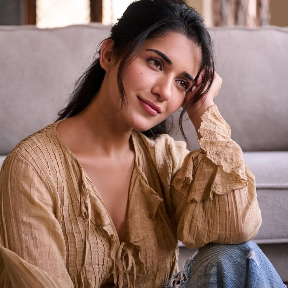 తెలుగులో పలు చిత్రాల్లో నటించిన ఈ అమ్మడుకు ఇప్పుడు అవకాశాలు తగ్గిపోయాయి. ప్రస్తుతం సోషల్ మీడియాలో గ్లామర్ ఫోటోషూట్లతో నానా రచ్చ చేస్తుంది. తాజాగా ఈ బ్యూటీ షేర్ చేసిన ఫోటోస్ నెటిజన్లను ఆకట్టుకుంటున్నాయి. 