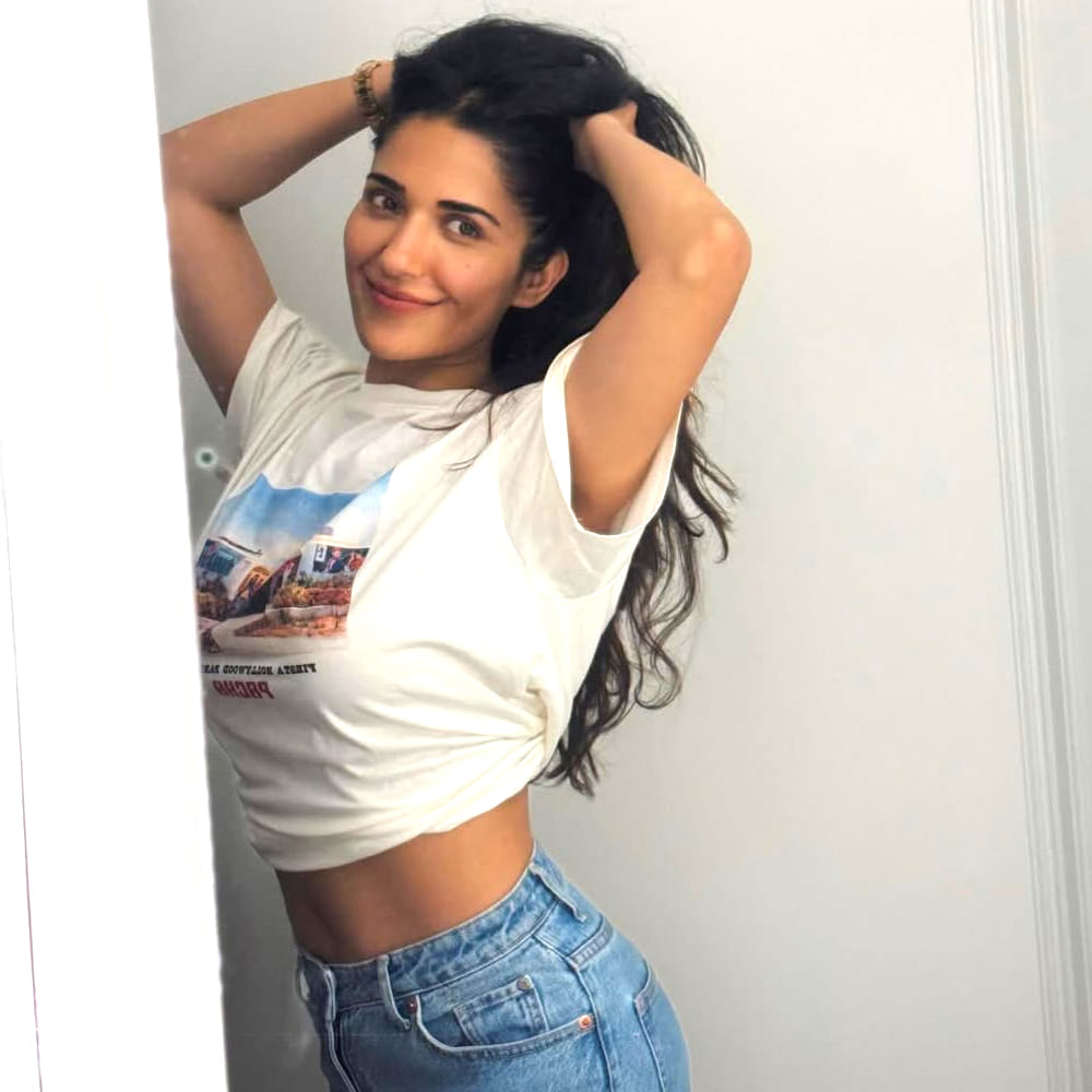 ఆమె మరెవరో కాదు.. టీమిండియా క్రికెటర్ విరాట్ కోహ్లీ మరదలు. హీరోయిన్ అనుష్క శర్మ చెల్లెలు రుహానీ శర్మ. కానీ తన అక్క, బావ గురించి రుహానీ ఎప్పుడు బయటపెట్టలేదు. హిమాచల్ ప్రదేశ్ లోని సోలన్ కు చెందిన ఈ అమ్మడు గ్రాడ్యుయేషన్ పూర్తి చేసింది. 