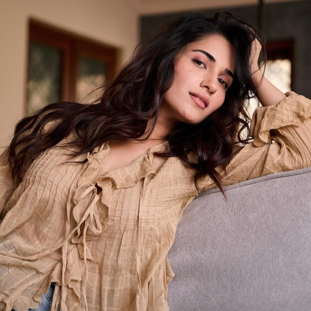 ఇందులో ఆమె నటనకు ప్రశంసలు అందుకుంది. తర్వాత హిట్ ది ఫస్ట్ కేస్ సినిమాలో నటించింది. కానీ ఆశించిన స్థాయిలో గుర్తింపు రాలేదు. నూటొక్క జిల్లా అందగాడు సినిమాలోనూ కనిపించింది. మెయిన్ హీరోయిన్ గా ఈ బ్యూటీకి క్రేజ్ రాలేదు. 