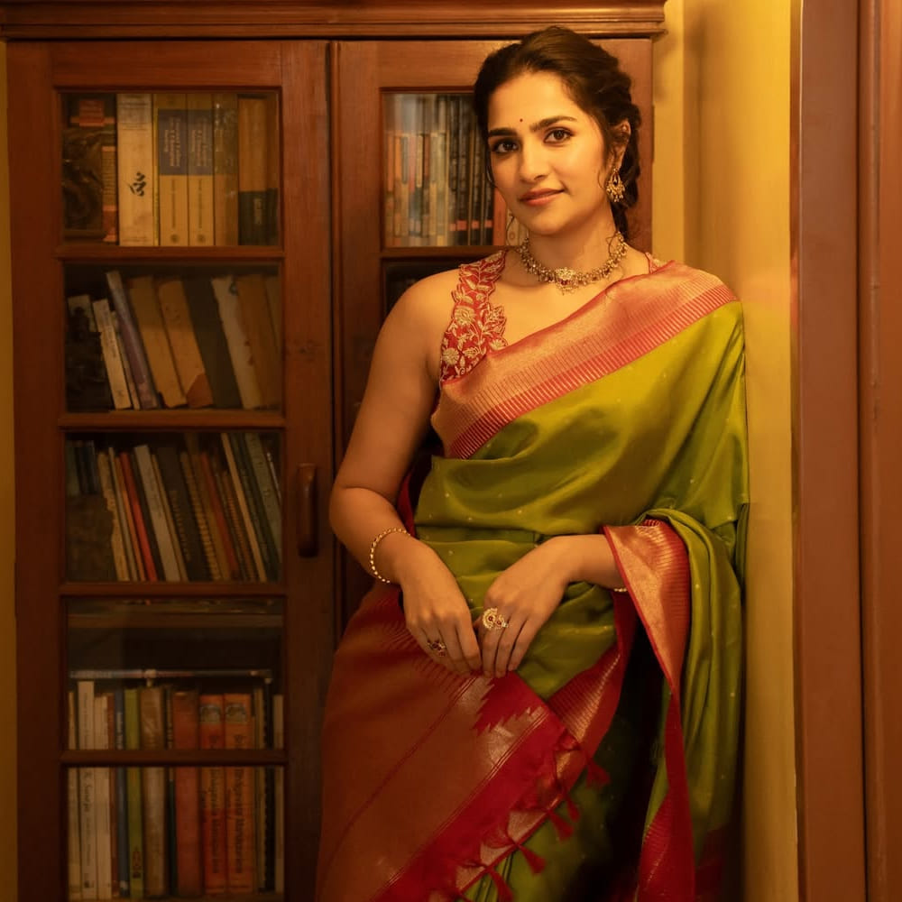 సౌత్ ఇండస్ట్రీలో మోస్ట్ వాంటెడ్ హీరోయిన్లలో రుక్మిణి వసంత్ ఒకరు. ఒక్కసారిగా దక్షిణాదిలో విపరీతమైన పాపులరిటీ సొంతం చేసుకుంది. తక్కువ సమయంలోనే తనకంటూ ప్రత్యేక ఫ్యాన్ బేస్ క్రియేట్ చేసుకుంది ఈ ముద్దుగుమ్మ.