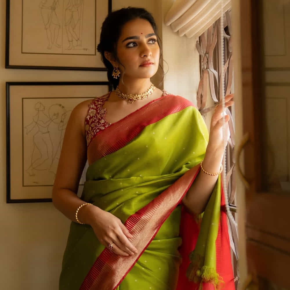 ఇటీవల కన్నడలో రిషబ్ శెట్టి నటించిన కాంతార చాప్టర్ 1 సినిమాతో పాన్ ఇండియా లెవల్లో భారీ విజయాన్ని అందుకుంది. ఇందులో విలన్ గా కనిపించి మెప్పించింది. దీంతో ఆమె పేరు యావత్ భారతీయ సినీ పరిశ్రమలో మారుమోగింది. 