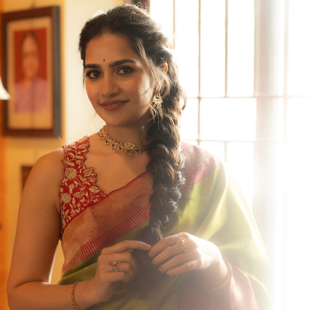 దీంతో ఈ బ్యూటీకి వరుస అవకాశాలు క్యూ కట్టాయి. ప్రస్తుతం ఎన్టీఆర్, డైరెక్టర్ ప్రశాంత్ నీల్ కాంబోలో రాబోతున్న డ్రాగన్ చిత్రంలో నటిస్తుంది. అలాగే తెలుగు, కన్నడ, తమిళంలో ఈ అమ్మడు మరిన్ని ఆఫర్స్ ఉన్నట్లు తెలుస్తోంది.