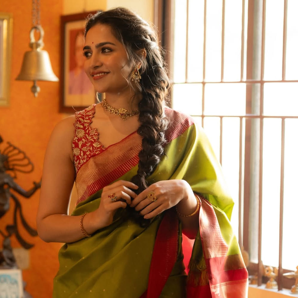 అటు సినిమాలతోపాటు ఇటు సోషల్ మీడియాలోనూ సందడి చేస్తుంది. నిత్యం ఏదోక పోస్ట్ చేస్తూ నెటిజన్లను ఆకట్టుకుంటుంది. తాజాగా ఈ బ్యూటీ ఆకుపచ్చ చీరలో అందంగా మెరిసిపోయింది.