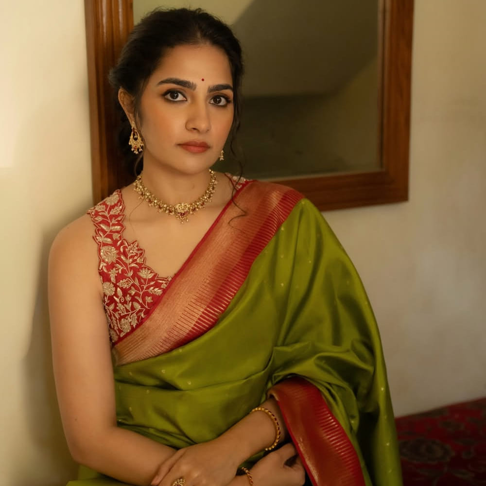 ఆకుపచ్చ పట్టు చీరలో మరింత అందంగా ముస్తాబైంది. తాజాగా షేర్ చేసిన ఫోటోలలో ఆమె అచ్చం కుందనపు బొమ్మలా కనిపిస్తుంది. అందులో చూడచక్కని వెన్నెలమ్మలా కనిపిస్తుందని కామెంట్స్ షేర్ చేస్తున్నారు.