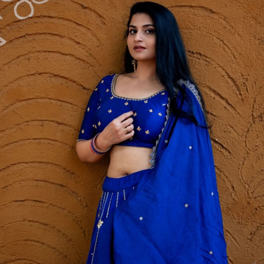 తాజాగా ఇన్ స్టాలో ఆమె షేర్ చేసిన ఫోటోస్ వైరల్ గా మారాయి. నీలిరంగు లెహంగాలో మరింత అందంగా ముస్తాబైంది. చేతిలో నెమలి పించంతో ఫోటోలకు ఫోజులు ఇచ్చింది. అందంతోపాటు నటనతోనూ ఆకట్టుకుంటుంది. 