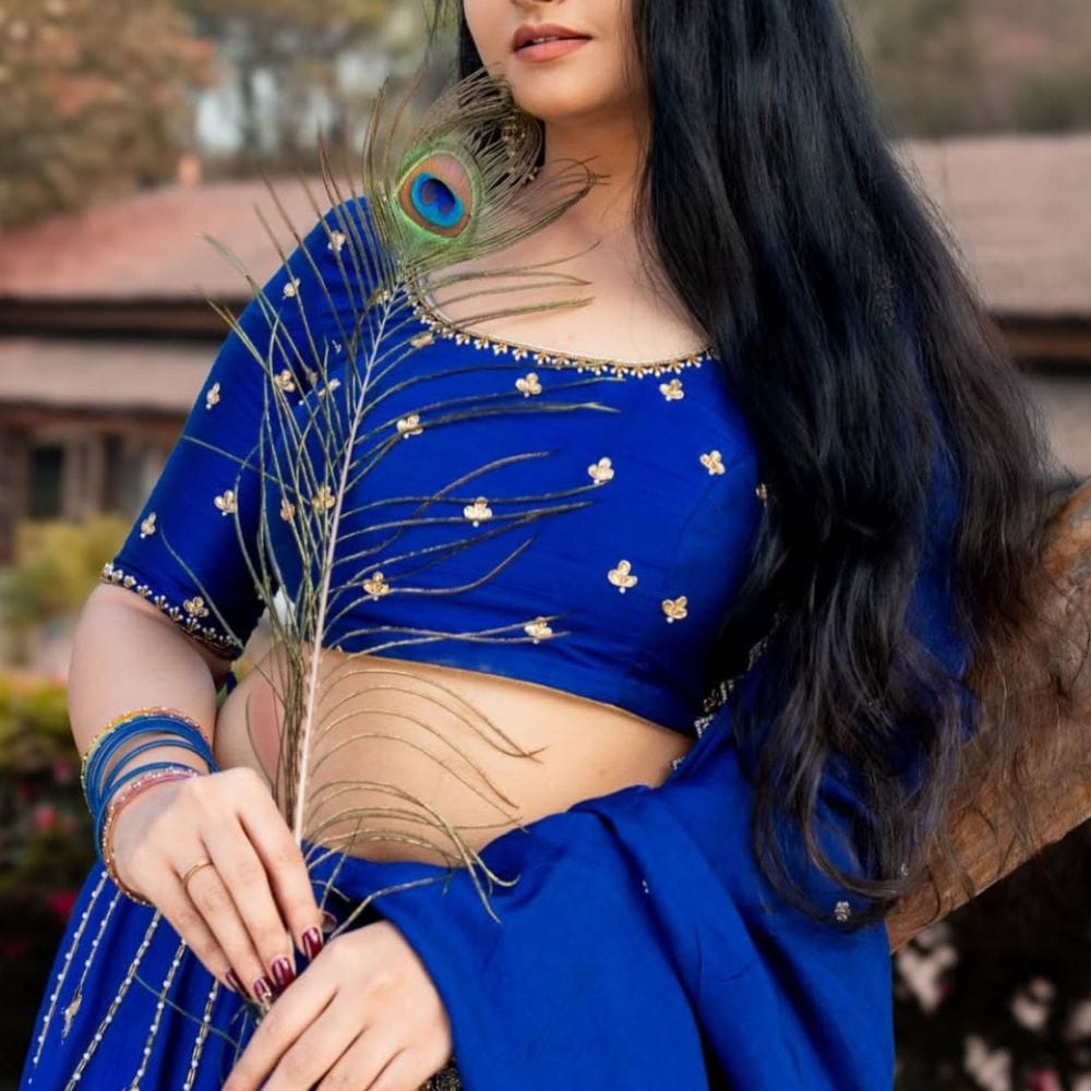 ప్రస్తుతం సినిమా హీరోయిన్లతో పాటు సీరియల్ తారలకు సైతం యమ క్రేజ్ ఉంటుంది. అలాగే సోషల్ మీడియాలో సీరియల్ తారలు చేసే హడావిడి గురించి ప్రత్యేకంగా చెప్పక్కర్లేదు. అందంతోపాటు.. గ్లామర్ ఫోజులతోనూ చంపేస్తున్నారు. 