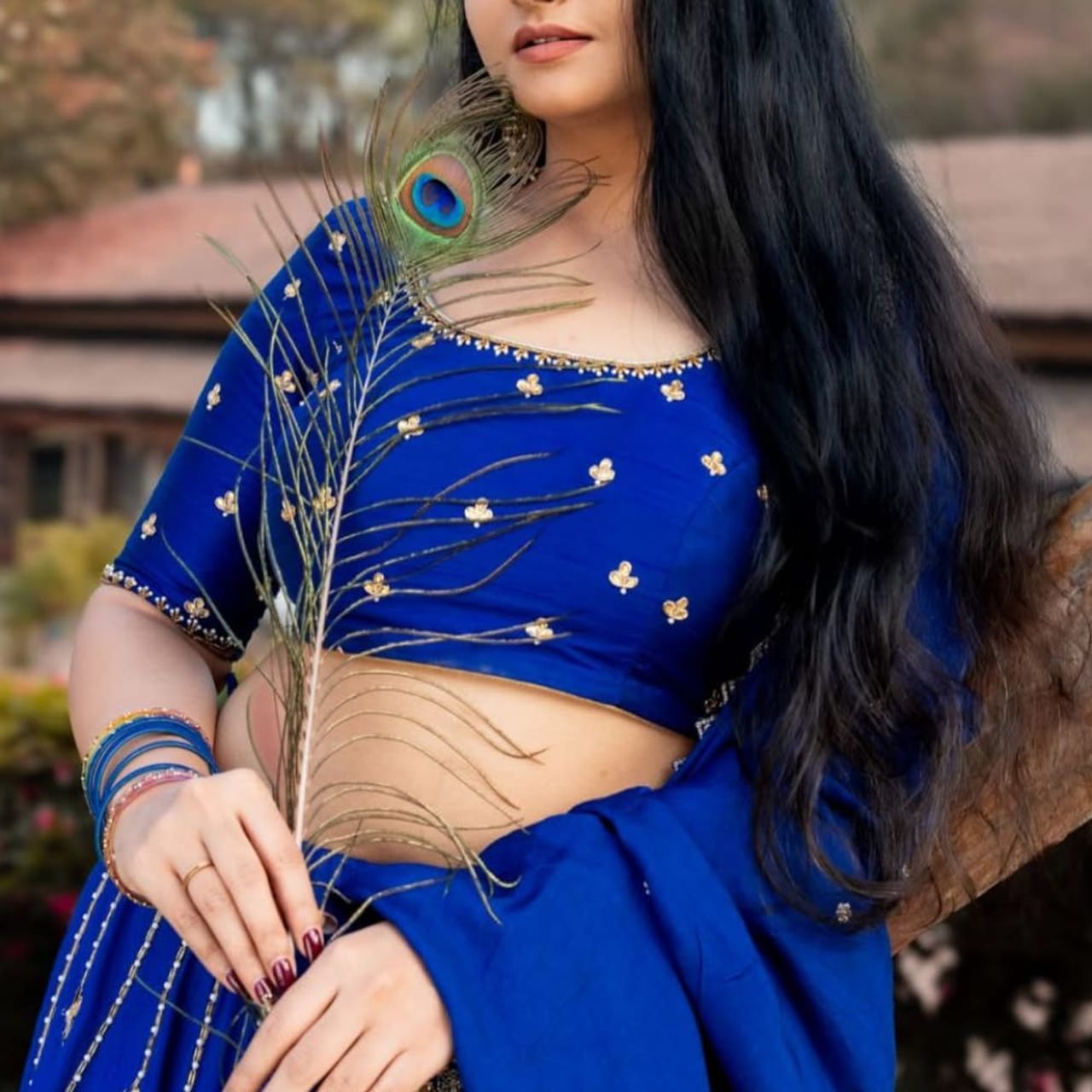 ప్రస్తుతం సినిమా హీరోయిన్లతో పాటు సీరియల్ తారలకు సైతం యమ క్రేజ్ ఉంటుంది. అలాగే సోషల్ మీడియాలో సీరియల్ తారలు చేసే హడావిడి గురించి ప్రత్యేకంగా చెప్పక్కర్లేదు. అందంతోపాటు.. గ్లామర్ ఫోజులతోనూ చంపేస్తున్నారు. 