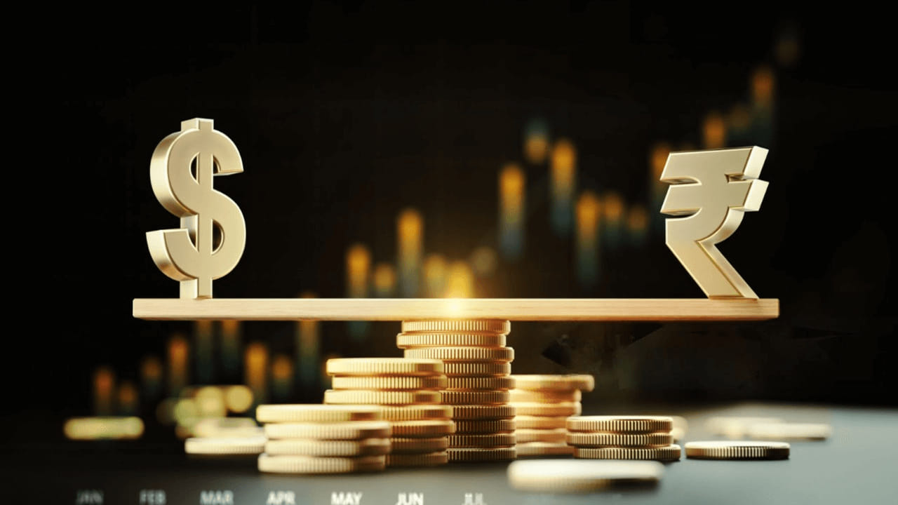 డాలర్‌తో పోలిస్తే రూపాయి మారకం విలువ చరిత్రలో ఎన్నడూ లేనంతగా 92 రూపాయల కనిష్ట స్థాయికి కుప్పకూలింది. దీంతో విదేశాల నుంచి దిగుమతి చేసుకునే వస్తువుల ధరలు మరింతగా పెరగనున్నాయి. ఎలక్ట్రానిక్ వస్తువుల ధరలతో పాటు విదేశీ విద్య, విదేశీ ప్రయాణం మరింత ఖరీదు కానుంది. డాలర్ బలపడటం, విదేశీ నిధుల తరలింపు కొనసాగడం వల్ల రూపీ విలువ పడిపోతుంది.