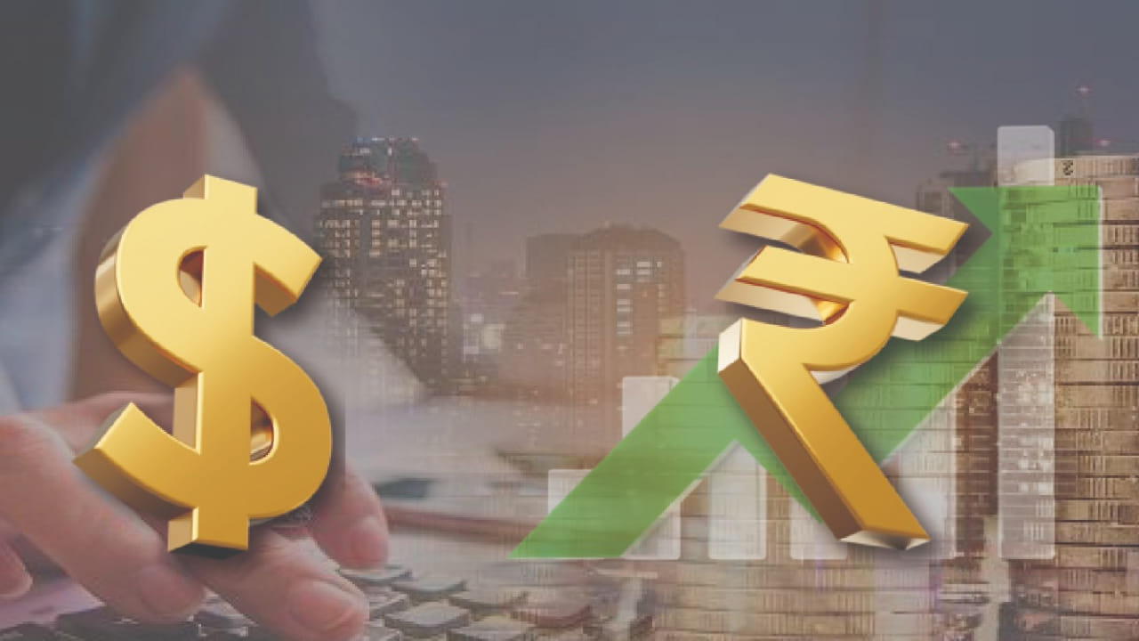 ఈ నెలలో ఇప్పటివరకు రూపీ విలువ 222 పైసలు తగ్గింది. 2 శాతానికి పైగా తగ్గి జీవితకాలపు కనిష్ట స్థాయిని నమోదు చేసింది. దీంతో దిగుమతులపై దీని ప్రభావం తీవ్రంగా పడనుంది. వస్తువులు దిగుమతి చేసుకునే సమయంలో ఎక్కువ ధర చెల్లించాల్సి ఉంటుంది. దిగుమతి వస్తువులకు చెల్లించడానికి యూఎస్ డాలర్లను కొనుగోలు చేయడం వల్ల ఎక్కువ డబ్బులు ఖర్చువుతాయి.