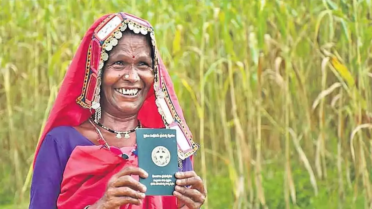 పంట సాగవుతున్న భూములను గుర్తించేందుకు తెలంగాణ ప్రభుత్వం సింథటిక్ ఎపర్చర్ రాడార్ శాటిలైట్ టెక్నాలజీ ఉపయోగించుకుంటోంది. దీని ఆధారంగా శాటిలైట్ సర్వే నిర్వహించి పంట సాగువుతున్న భూములను గుర్తిస్తోంది. అగ్రికల్చర్ యూనివర్సిటీ ఆధ్వర్యంలో రాష్ట్రవ్యాప్తంగా ఈ సర్వే జరుగుతోంది.