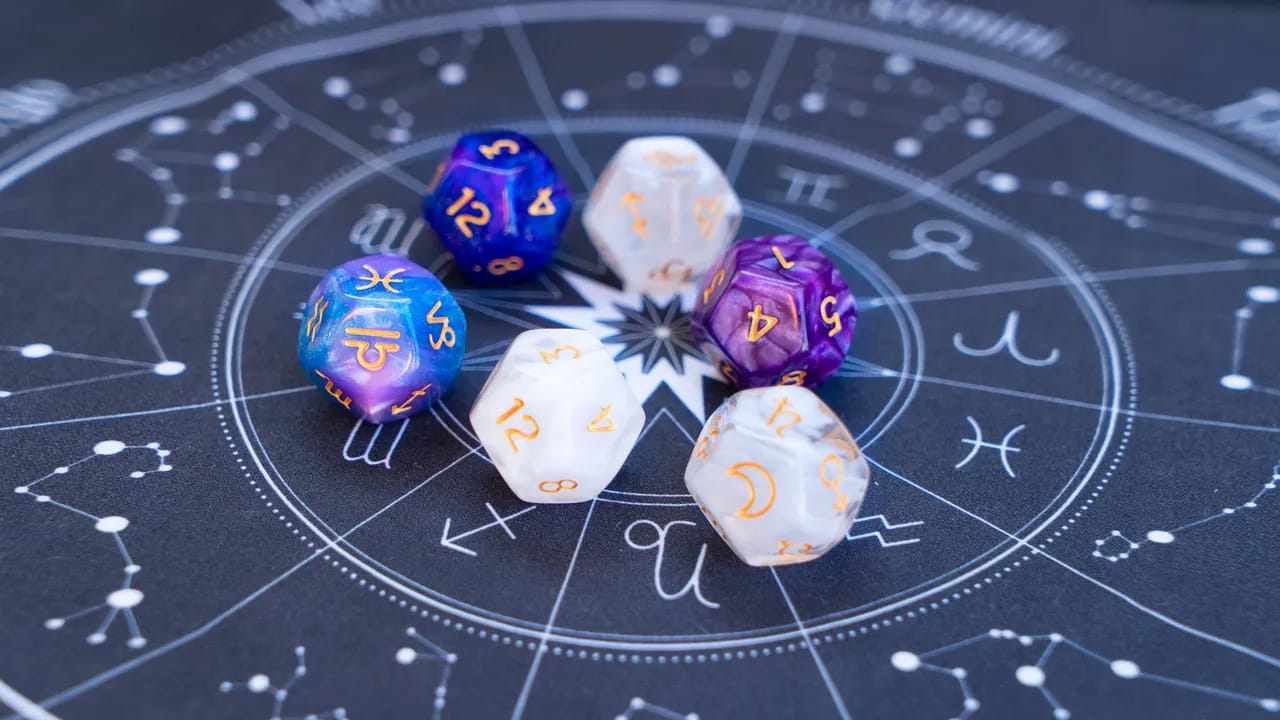 ఎవరి పేరు అయితే S లెటర్తో ప్రారంభం అవుతుందో, వారిపై ఈ సంవత్సరం శని, గురు, కేతు ప్రభావం చాలా ఎక్కువగా ఉంటుంది. అందువలన వీరికి వైవాహిక జీవితంలో ఆనంద, ఆర్థిక స్థిరత్వం, కెరీర్ పరంగా ఎదుగుదల ఎక్కువగా ఉంటుందంట. అంతే కాకుండా ఎవరు అయితే గత కొన్ని రోజుల నుంచి దీర్ఘకాలిక అనారోగ్య సమస్యలతో బాధపడుతున్నారో, వారు ఈ సంవత్సరం వాటి నుంచి బయటపడి ఆనందంగా గడుపుతారు.