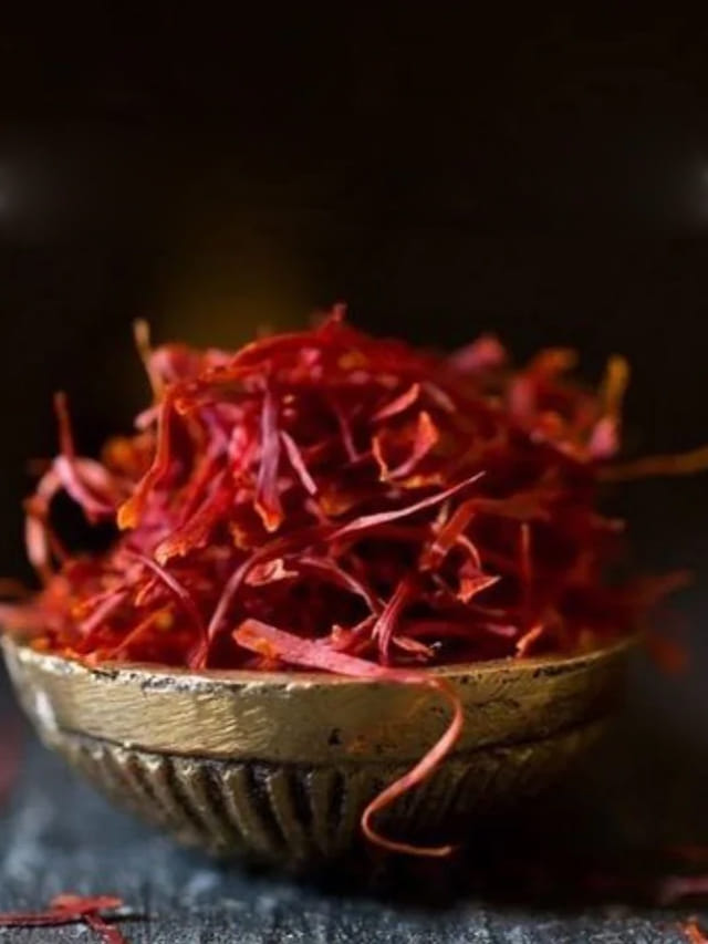 పొద్దున్నే కుంకుమపువ్వు నీళ్లు తాగితే ఏం జరుగుతుందో తెలుసా?