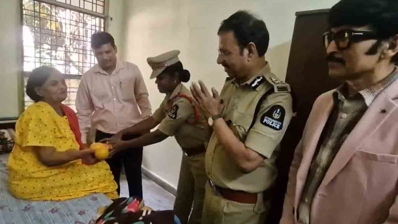 Sajjanar: వృద్ధాశ్రమాలు లేని సమాజం రావాలి.. నటి పావలా శ్యామలకు సజ్జనార్ ఆత్మీయ పరామర్శ.. వీడియో