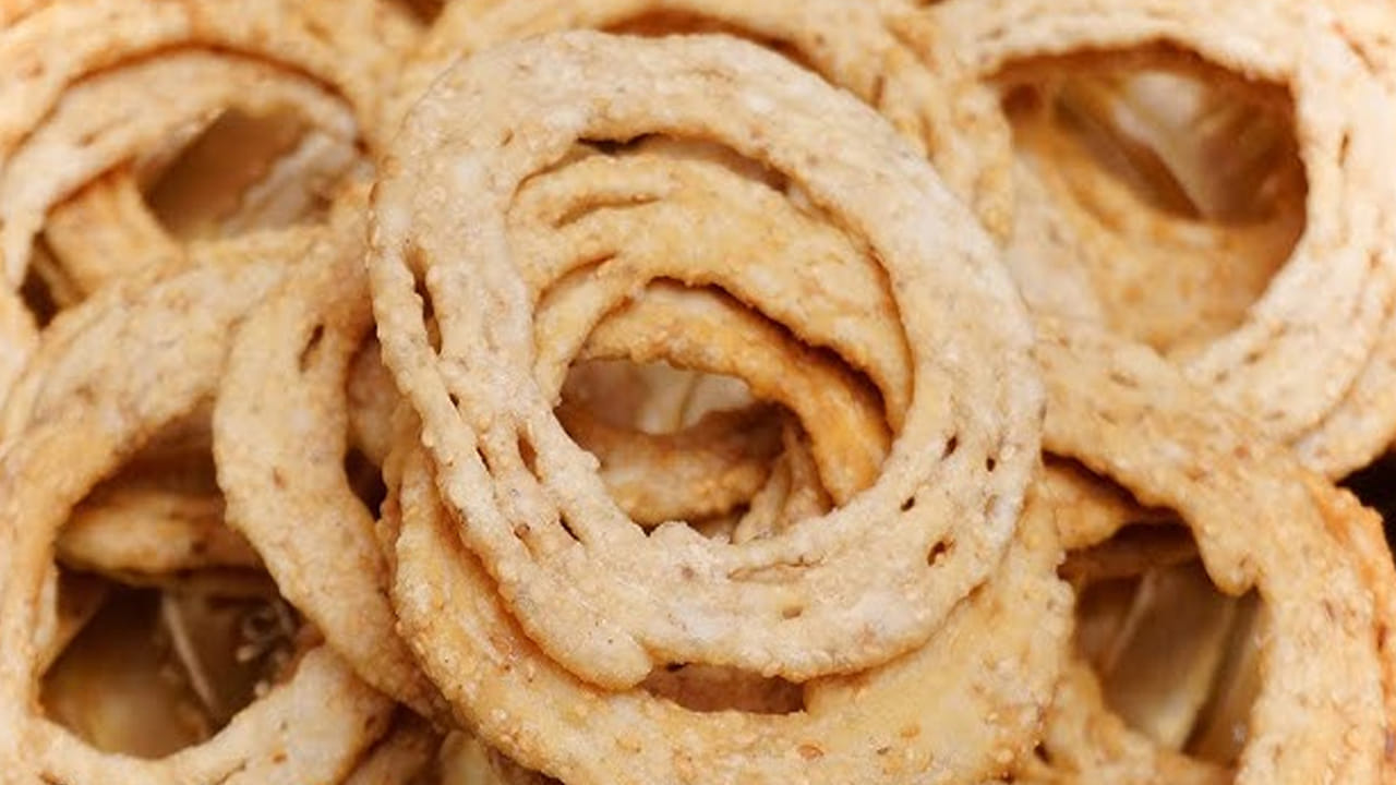 తర్వాత ఒక గిన్నె తీసుకొని, మనం ముందుగా మిక్సీ పట్టుకున్న పిండిలో నువ్వులు, వాము, రుచికి సరిపడ ఉప్పు వేసి, కొద్ది కొద్దిగా పిండిని నీళ్లు పోసి కలుపుకోవాలి. మొత్తం ఒకే సారి కలుపుకోవడం వలన పిండి ఎండిపోయి సకినాలు సరిగ్గా రావు.తర్వాత కలుపుకున్న పిండిని, ఒక క్లాత్ వేసి నేలపై. చేతులతో సకినాలలా చేసుకోవాలి. గుడ్రంగా,  ఎగ్గడ విరిగిపోకుండా సకినాలను సరైన ఆకారంలో పోయాలి. ఇలా చేసిన తర్వాత, సకినాలు కొంచెం ఆరిపోతాయి.