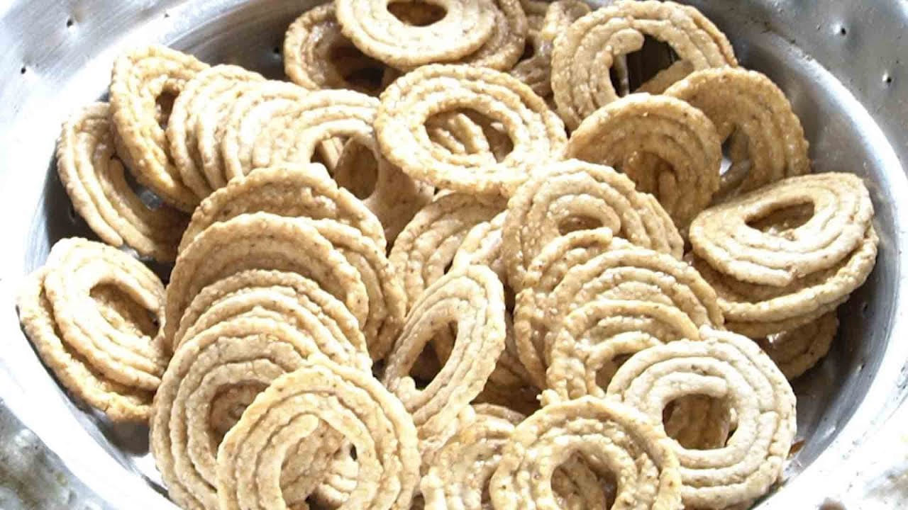 సకినాలు కరకరమనలే తయారు చేయాలి అనుకుంటున్నారా. అయితే వీటిని ఎలా తయారు చేయాలో చూసేద్దాం. సకినాలు తయారు చేయడానికి కావాల్సిన పదార్థాలు : బియ్యం కిలో, నువ్వులు 4 టేబుల్ స్పూన్స్, వాము 2 టేబుల్ స్పూన్స్, ఉప్పు రుచికి సరిపడ, నూనె వేయించడానికి సరిపడ.