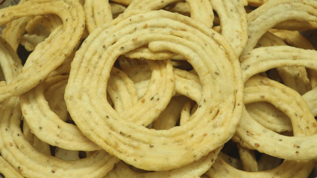 జాగ్రత్తలు : కొంత మంది నువ్వులు, వాము ఆరోగ్యానికి మంచిదని, పిండిలో ఎక్కువ నువ్వులు, వాము కలుపుతుంటారు. కానీ ఇలా చేయడం వలన సకినాల ఆకారం సరిగ్గా రాదు, అంతే కాకుండా, వేయించే క్రమంలో విరిగిపోవడం జరుగుతుంది. అందుకే వీలైనంత వరకు కొలతల ప్రకారమే వాము, నువ్వులు సకినాల పిండిలో కలుపుకోవాలి.