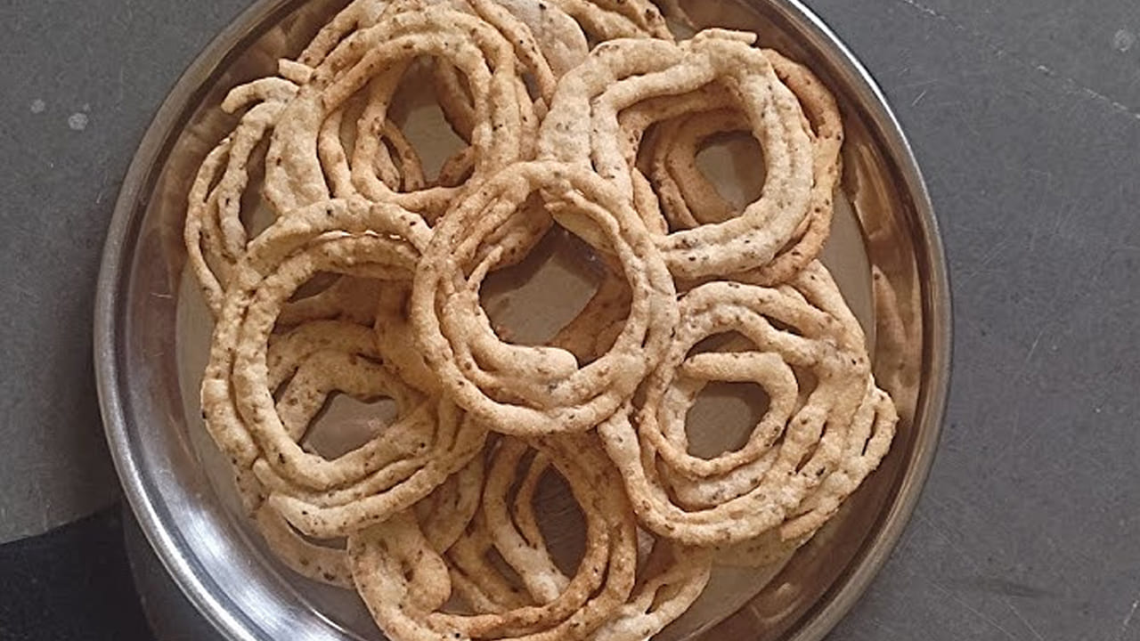  దీని తర్వాత గ్యాస్ స్టవ్ ఆన్ చేసి, పెద్ద కడాయి పెట్టి, అందులో సకినాలు వేయించడానికి సరిపడ నూనె పోసుకోవాలి. నూనె వేడి అయిన తర్వాత మనం తయారు చేసుకున్న సకినాలను అందులో వేసుకొని వేయించుకోవాలి.అంతే వేడి వేడి కర కరలాడే సకినాలు రెడీ, వీటిని ఏదైనా బాక్స్‌లో స్టోర్ చేసుకోవాలి. నెల రోజుల వరకు నిలువ ఉంటాయి. పిల్లల నుంచి, పెద్దల వరకు చాలా మంది ఎంతో ఇష్టంగా ఈ సకినాలను తింటారు.