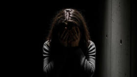 'ఆ పార్టీ నేతను నరికి చంపా..' గొడ్డలితో 18 ఏళ్ల యువతి హల్ చల్