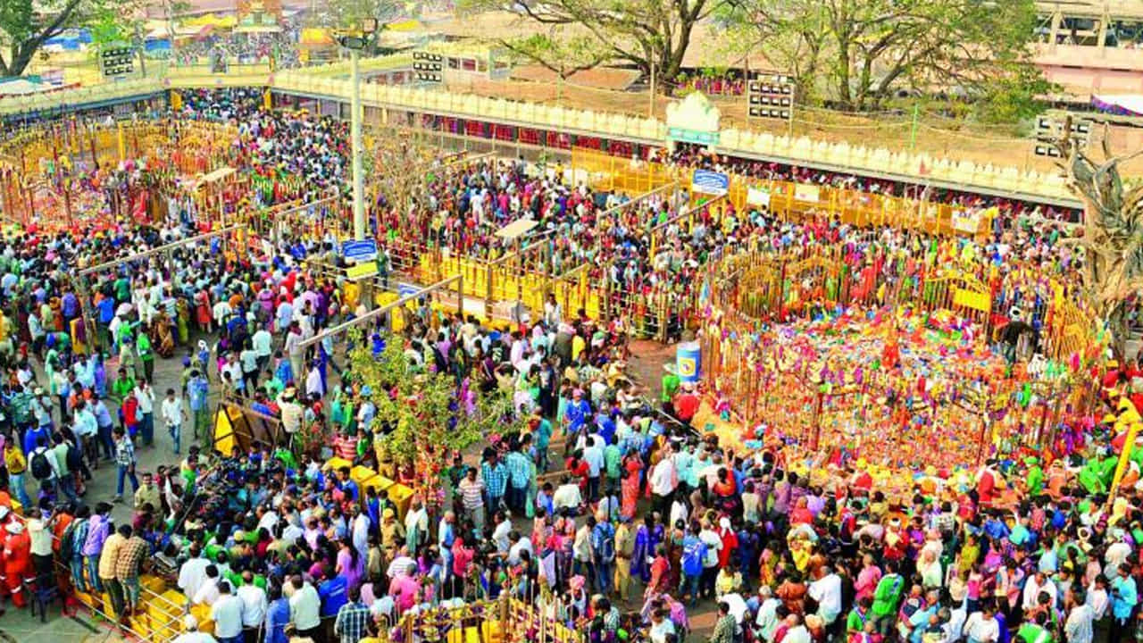 12 వ శతాబ్దంలో కరీంనగర్ జిల్లా జగిత్యాల ప్రాంతంలోని పొలవాసను పాలించే గిరిజన దొర మేడ రాజు ఏకైక కూతురు సమ్మక్కను ఆయన మేనల్లుడైన మేడారం పాలకుడు పగిడిద్ద రాజుకి ఇచ్చి పెళ్లి చేశారు.