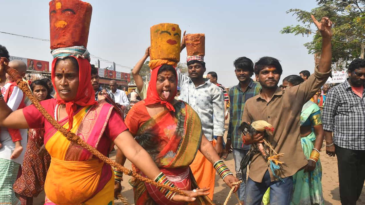 సమ్మక్కను వెతుక్కుంటూ వెళ్లిన ప్రజలకు ఎంత వెతికినా ఆమె ఎక్కడా కనిపించలేదు. కానీ, ఆ ప్రాంతంలో ఒక పుట్ట దగ్గర పసుపు, కుంకుమలు గల భరిణెలు కనిపించాయి. వాటిలో కుకుంమ భరణిని సమ్మక్కగా .. పసుపు భరణి సారక్కగా భావించి ప్రతి రెండేళ్ల కొకసారి
మాఘ శుద్ధ పౌర్ణమి రోజున సమ్మక్క సారక్క జాతరను ఘనంగా జరుపుతారు.