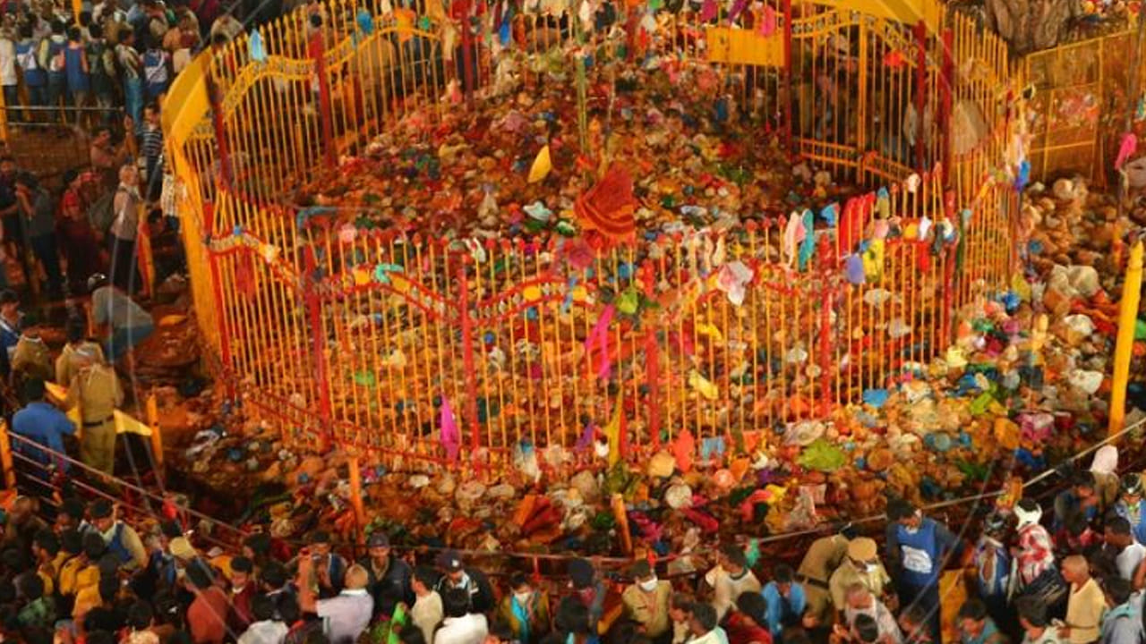 సమ్మక్క, సారక్కలు అనే ఈ ఇద్దరూ మానవ జన్మ ఎత్తి, గిరిజనులను కోసం ప్రాణాలు పోగొట్టుకుని వీరమరణం పొందిన ఈ కథ గురించి తెలిస్తే కన్నీరు పెట్టకుండా ఉండలేరు.  వారి కోసం తమ ప్రాణాలను కూడా లెక్క చెయ్యలేదు. అలా వాళ్ళు దేవతలుగా మారారు. మేడారం జాతరలో సమ్మక్క, సారక్కలను వనదేవతలుగా భావించి బెల్లం కానుకగా ఇస్తారు. 
