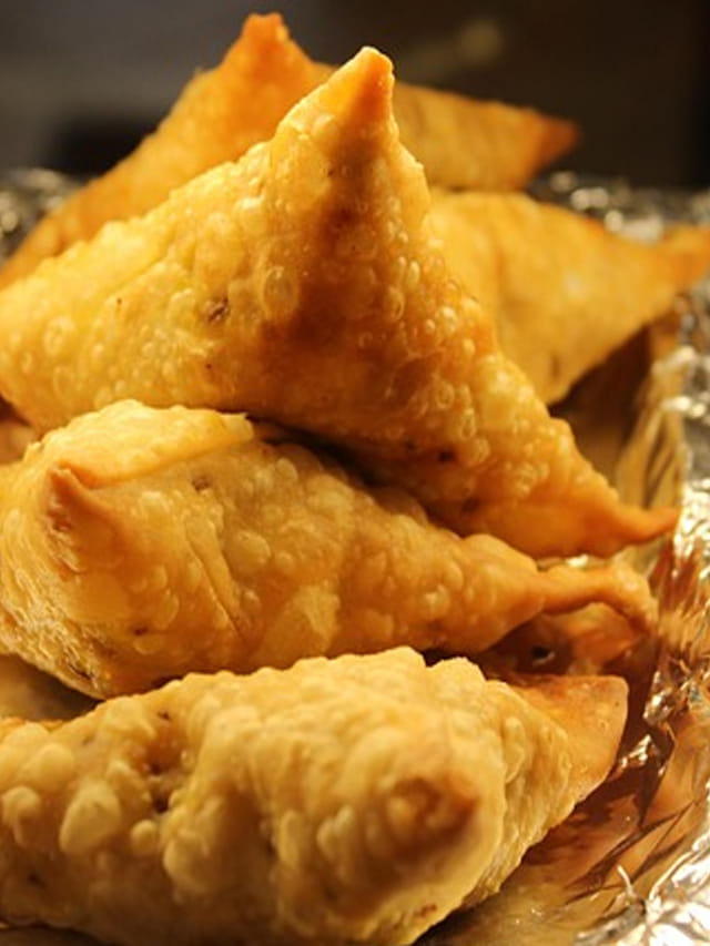 సమోసాలు ఎందుకు త్రిభుజాకారంలోనే ఉంటాయి.. కారణం తెలిస్తే  మతివాల్సిందే!