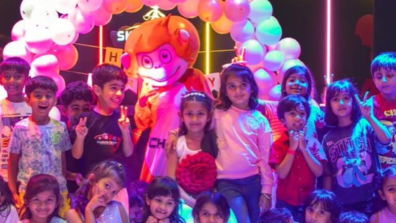   కాగా 2016లో వెంకటేష్ అనే సాఫ్ట్ వేర్ ఇంజినీర్ ను వివాహం చేసుకుంది సంఘవి. దీంతో క్రమంగా సినిమాలకు దూరమైన ఆమె 
చివరిసారిగా 2019లో కొలంజి అనే తమిళ చిత్రంలో కనిపించింది