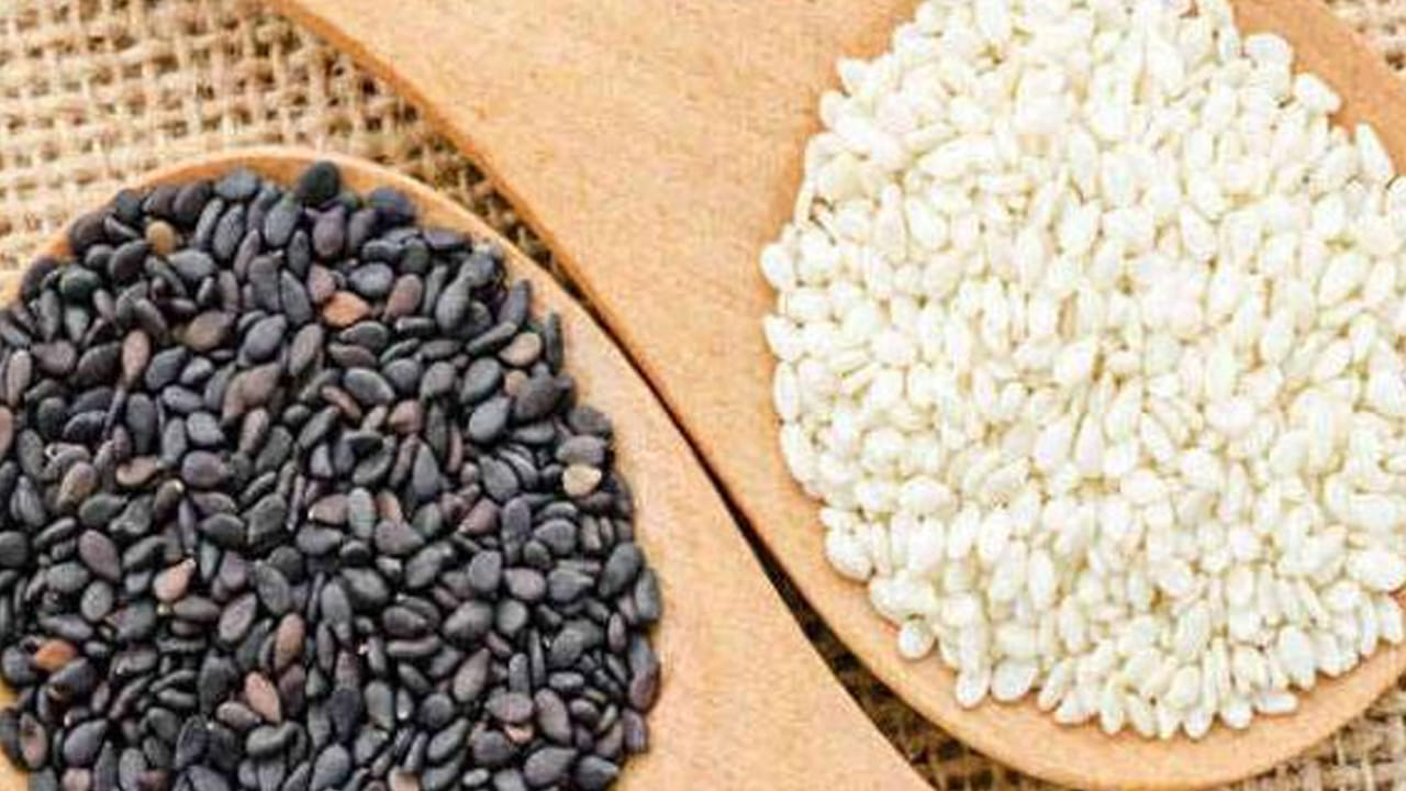 అదే విధంగా మకర సంక్రాంతి రోజున నల్ల పప్పు, బియ్యం దానం చేయడం చాలా మంచిది. అంతేకాకుండా పేదలకు చలికాలం కాబట్టి వెచ్చని బట్టలు, దుప్పట్లు దానం చేయడం వలన లక్ష్మీదేవి ఆశీస్సులు లభిస్తాయి. అలాగే నెయ్యి, పప్పులు, పసపు దానం చేయడం వలన కూడా అనేక ప్రయోజనాలు చేకూరుతాయంట.