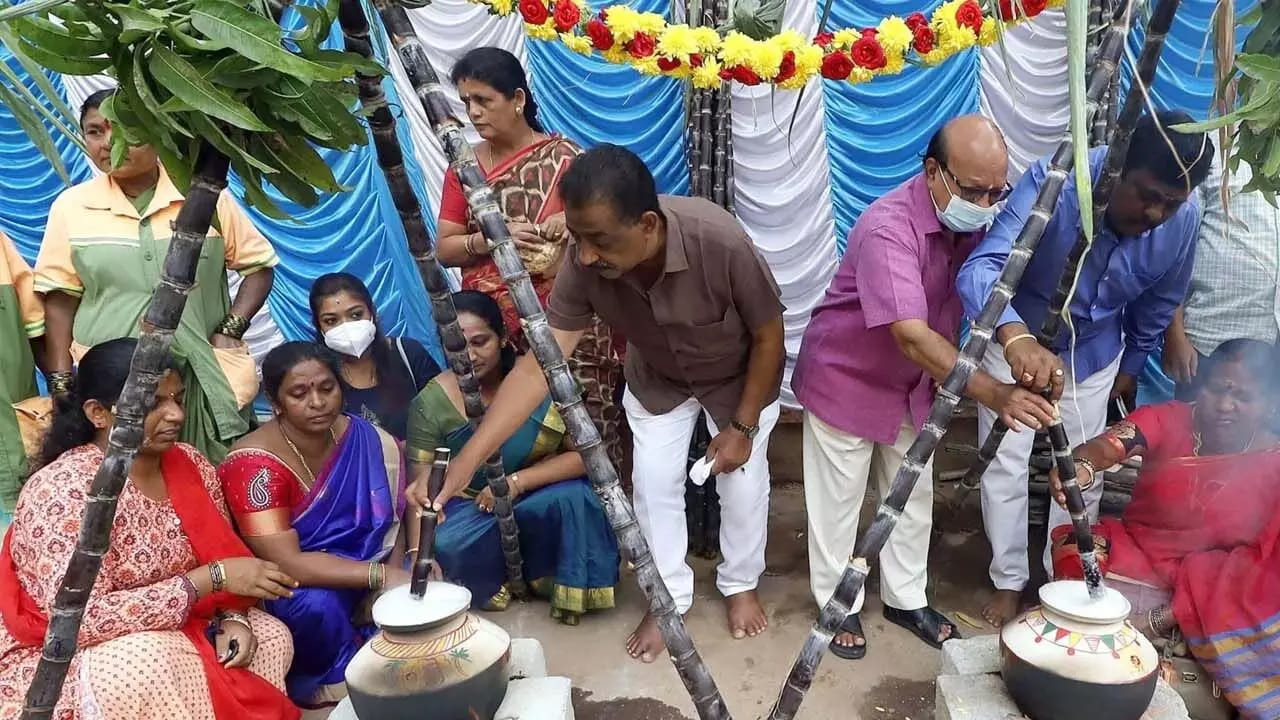 మహా పుణ్య కాలం అనేది 3 :13 నిమిషాలకు ప్రారంభమై, 4:58 నిమిషాలకు ముగిసిపోతుంది. అయితే ఈ సమయంలో సూర్య భగవానుడిని పూజించడం, సూర్య దేవుడిని ఆరాధించడం చేయాలంట. మకర సంక్రాంతి రోజు ఎవరు అయితే బ్రహ్మముహుర్తంలో లేచి, స్నానం ఆచరించి, సూర్యుడికి కలశంలో నీటిని నింపి, నువ్వులు, ఎర్రటి పూలు, బియ్యం సమర్పిస్తారో వారికి అదృష్టం కలిసి వస్తుందంట. 