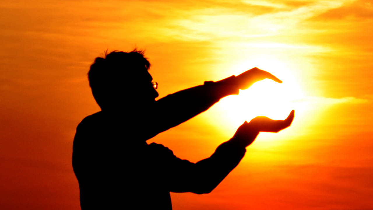 అలాగే ఈ రోజు భక్తుల అందరు, సూర్య భగవానుడి విగ్రహం లేదా చిత్రపటంపై తిలకం, గంధపు చెక్క పేస్ట్‌ను పూసి, బియ్యం పిండి, వెర్మిలియన్ మిశ్రమాన్ని కూడా ఉపయోగించవచ్చు. అలాగే సూర్య భగవానుడు ఎరుపు రంగు దుస్తులను సూర్య భగవానుడికి సమర్పించి, కిచిడిని ప్రసాదంగా పెట్టడం వలన పనుల్లో ఆటంకాలు తొలిగిపోయి, వీరిని విజయం వర్తిస్తుందంట.