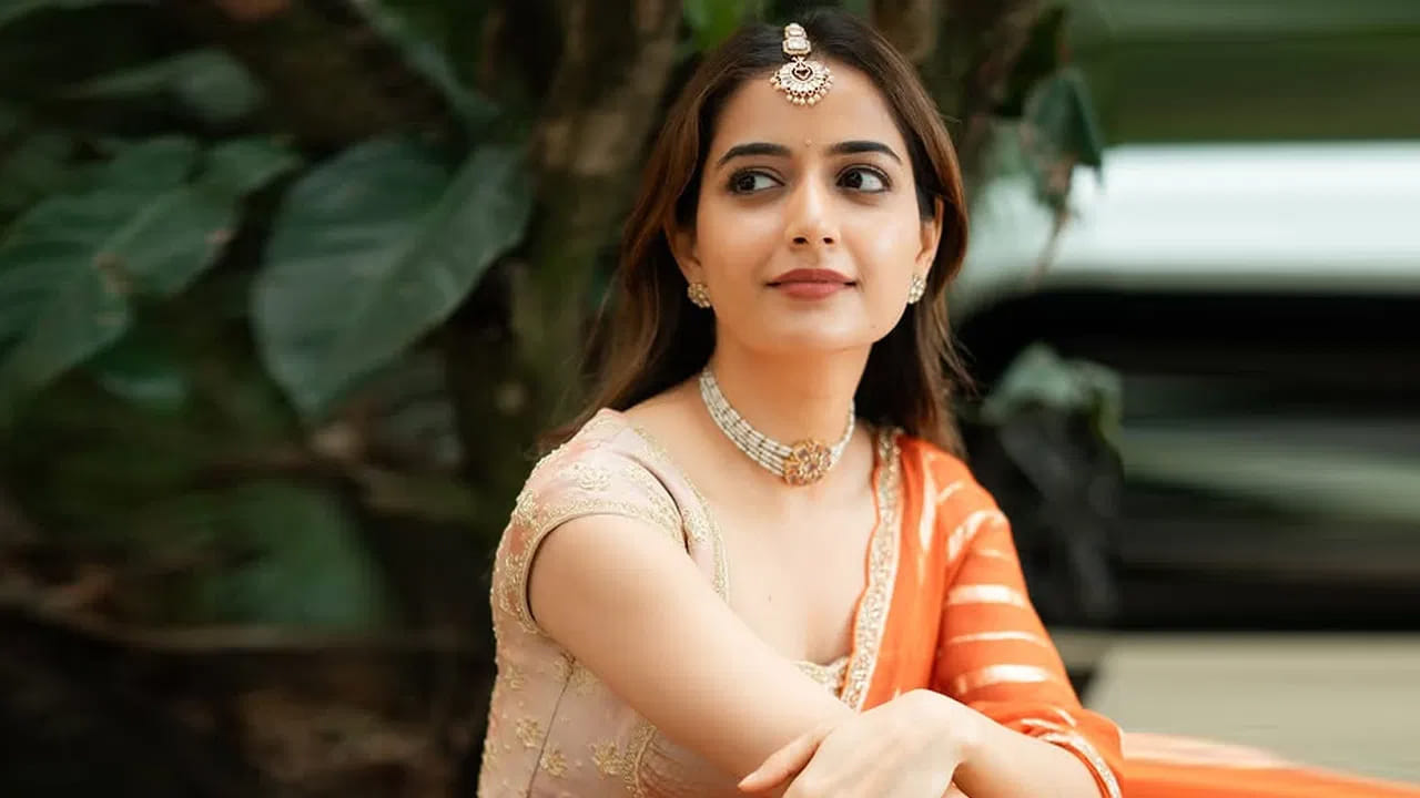 అందాల చిన్నది ఆషికా రంగనాథ్ గురించి ఎంత చెప్పినా తక్కవే. ఈ బ్యూటీ కూడా సరైన హిట్ కోసం ఎదురు చూస్తుంది. ఈ సంక్రాంతి పండగకు ఈ అమ్మడు, రవితేజతో కలిసి భర్త మహాశయులు అనే సినిమాతో థియేటర్లో సందడి చేయనుంది. మరి ఈ ఫెస్టివల్ ఈ బ్యూటీకి లక్కు ఇస్తుందో చూడాలి.