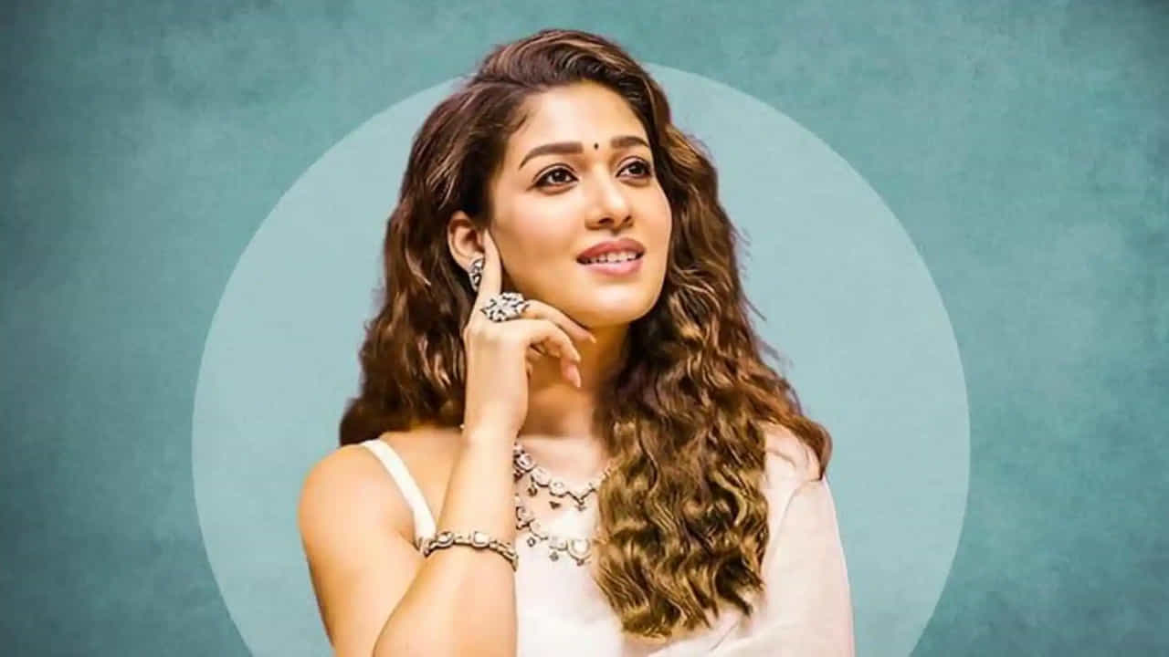 సంక్రాంతికి టాలీవుడ్ స్టార్ హీరోయిన్ నయనతార చిరంజీవి సరసన మన శంకర వరప్రసాద్ గారు అనే మూవీలో నటించింది. ఈ మూవీ తర్వాత ఈ ముద్దుగుమ్మ చాలా రోజుల తర్వాత తన అభిమానుల ముందుకు రానుంది. ఈ బ్యూటీ ఒకప్పుడు బ్యాక్ టూ బ్యాక్ హిట్స్ అందుకుంది. కానీ ఈ అమ్మడుకు ఈ మధ్యకాలంలో సరైన హిట్ లేదు. మరి ఈ మూవీతో అయినా బ్లాక్ బస్టర్ తన ఖాతాలో వేసుకుంటుందో చూడాలి.