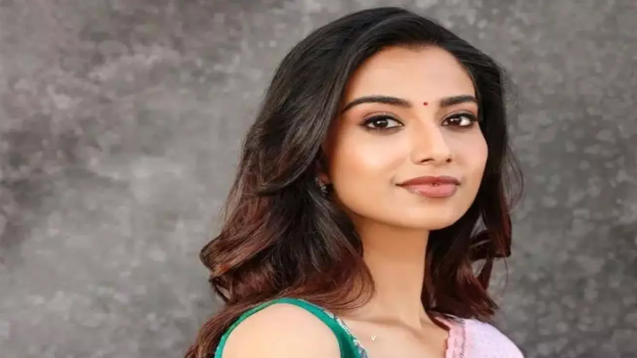 2025 సంవత్సరంలో సంక్రాంతికి వస్తున్నాం సినిమాతో హిట్ అందుకొని సంవత్సరం మొత్తం వరస సినిమాలో బిజీగా గడిపిన ముద్దుగుమ్మ మీనాక్షి చౌదరి ఈ సంవత్సరం సంక్రాంతికి నవీన్ పొలిశెట్టితో థియేటర్లో సందడి చేయనుంది. అనగనగా రాజు సినిమాతో రానుంది. మరి ఇప్పుడు ఈ బ్యూటీ హిట్ అందుకుంటుందో చూడాల్సిందే.