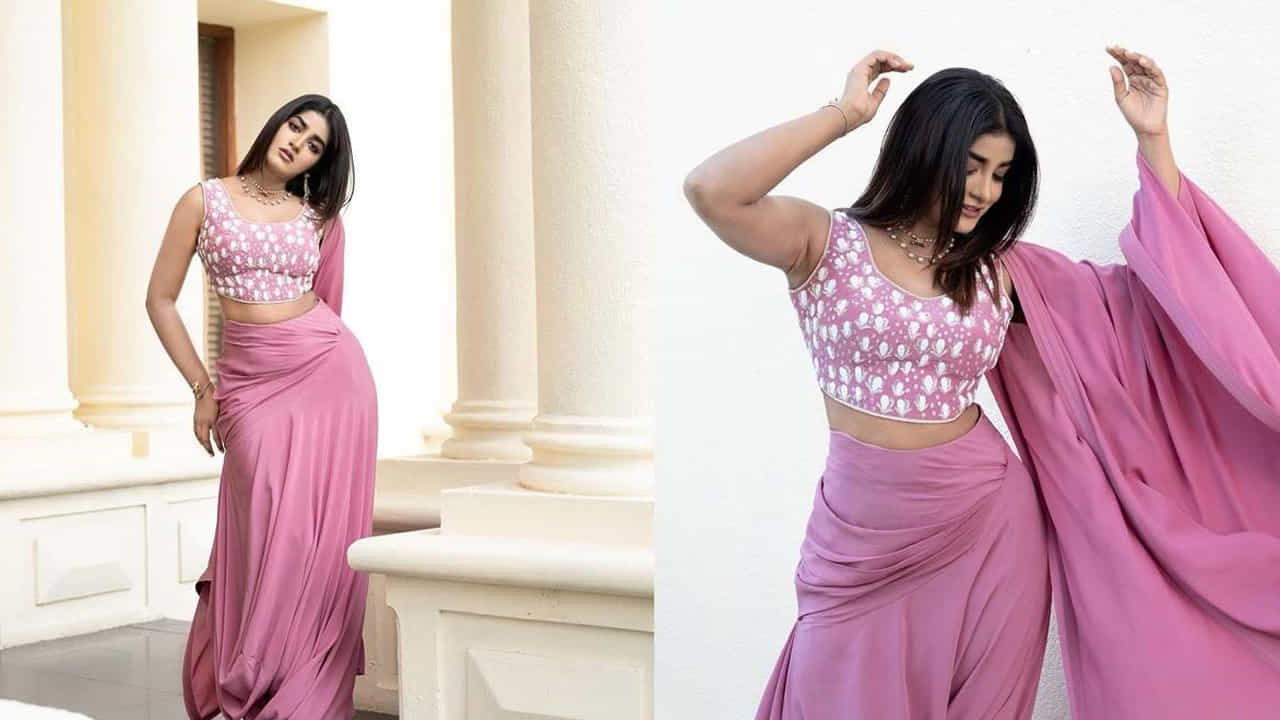 బ్యూటీ డింపుల్ హయతి చాలా రోజుల నుంచి మంచి హిట్ కోసం ఎదురు చూస్తుంది. అయితే ఈ బ్యూటీ ఈ సంక్రాంతి పండుగకు రవితేజ భర్త మహాశయులకు అనే మూవీలో నటించి, థియేటర్లో సందడి చేయడానికి రెడీ అయిపోయింది. మరి ఈ అమ్మడుకు ఈ సినిమా మంచి హిట్ ఇస్తుందో లేదో చూడాల్సిందే అంటున్నారు అభిమానులు.