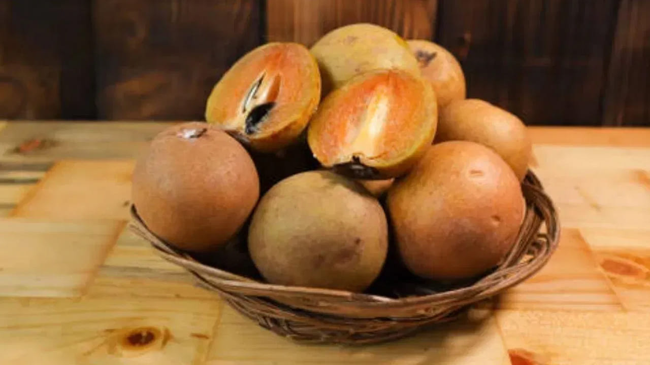 జీర్ణక్రియ : జీర్ణక్రియ సమస్యలతో ఇబ్బంది పడే వారు చాలా మంది ఉన్నారు. వారు ఆ బాధను ఎవరికీ చెప్పుకోలేరు. మలబద్ధకం నుండి ఉపశమనం పొందాలంటే రోజుకొక సపోటా తినడం అలవాటు చేసుకోండి. అంతే కాదు,  ఇన్ఫెక్షన్ల నుంచి కూడా కాపాడుతుంది.