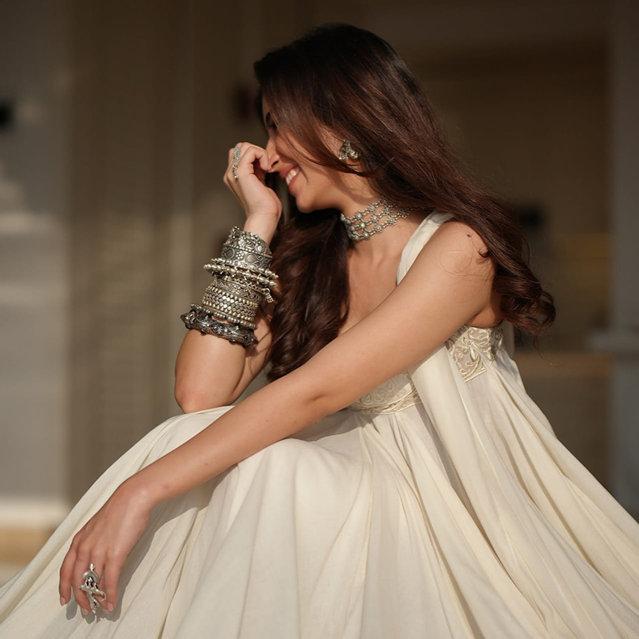 సినిమా ప్రపంచంలో హీరోయిన్లుగా గుర్తింపు తెచ్చుకోవడం అంత సులభం కాదు.  ఒక్క సినిమాతో సక్సె్స్ అయినవారు చాలా మంది ఉన్నారు. కానీ మొదటి సినిమా ఫలితం కాస్త అటు ఇటు అయితే పరిస్థితి మొత్తం మారిపోతుంది. కొన్నిసార్లు తారల జీవితాలు కూడా మారిపోతుంటాయి. ఇప్పుడు మనం మాట్లాడుకుంటున్న హీరోయిన్ సైతం ఆ జాబితాలోకి చెందినవారే. 