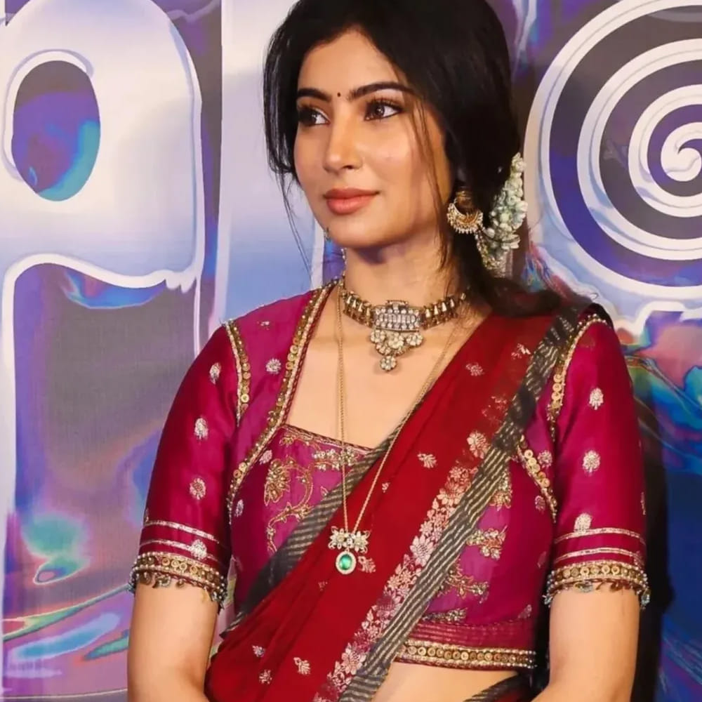 సారా అర్జున్... గతంలో సౌత్ ఇండస్ట్రీలో చైల్డ్ ఆర్టిస్టుగా కనిపించింది. విక్రమ్ చియాన్ నటించిన నాన్న సినిమాలో నటించింది. ఇందులో విక్రమ్, సారా అర్జున్ బాండింగ్ ప్రేక్షకులను ఆకట్టుకుంది. చాలా కాలం తర్వాత పొన్నియన్ సెల్వన్ చిత్రంలో ఐశ్వర్యరాయ్ టీనేజ్ అమ్మాయి పాత్రలో కనిపించింది. 