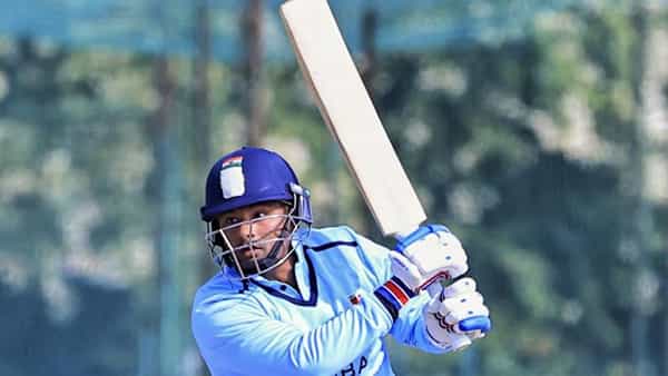 Vijay Hazare Trophy : 25 ఫోర్లు, 21 సిక్సర్లతోఏకంగా 303 పరుగులు..ఇప్పుడేమో వేలు విరగొట్టుకున్న స్టార్ ప్లేయర్